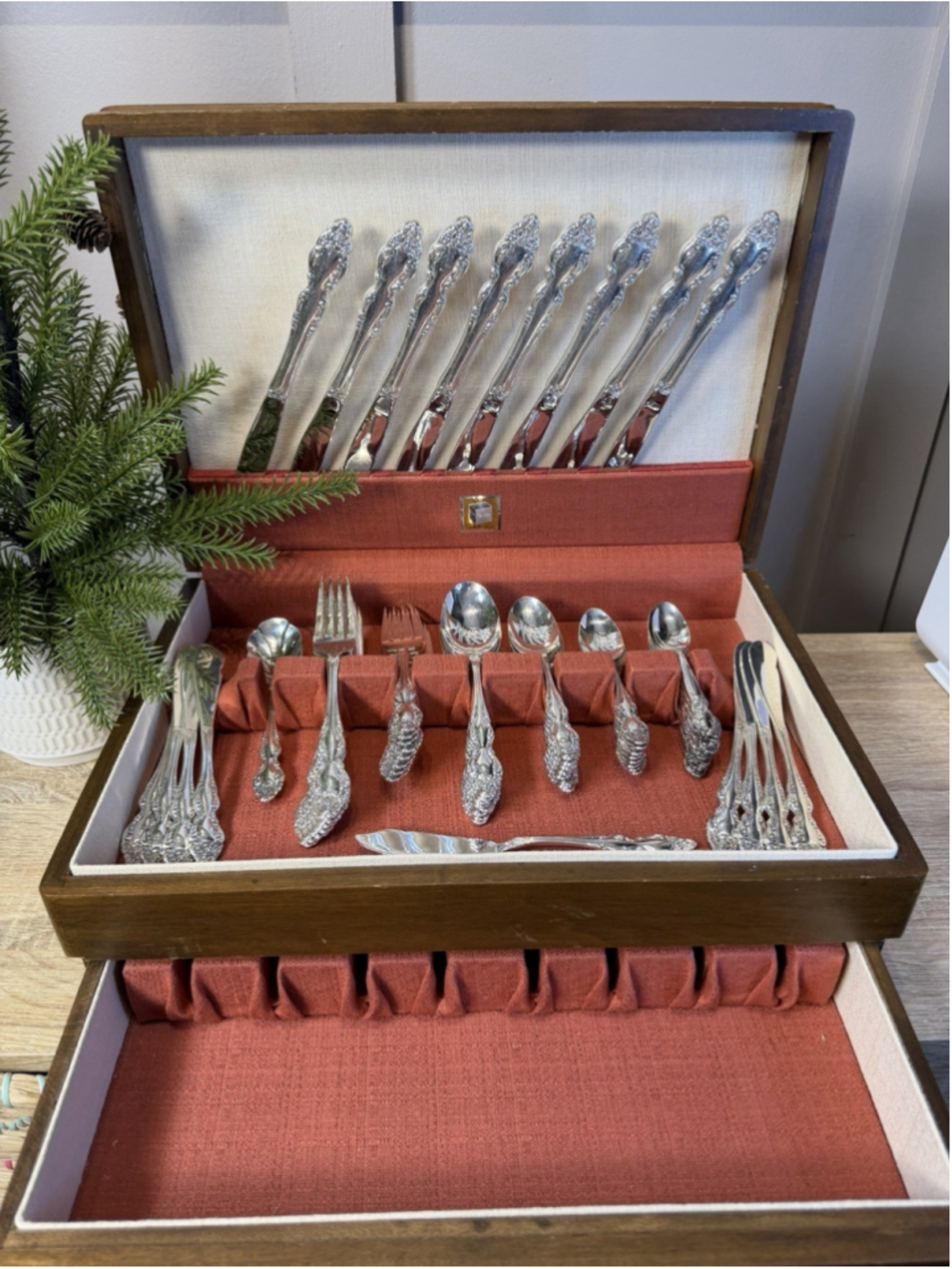 Oneida 1881 Rogers Silverplate Silverware 1967 Baroque Rose 70 Pcs serves 8 EX